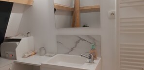 Shower, hair dryer, towels - Maraval – Cosy Air-Conditioned Suite in a Private Home with Garden in Périgueux (Trélissac)