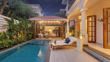 12 outdoor pools