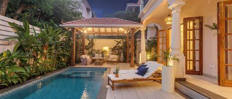 12 outdoor pools