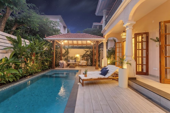 12 outdoor pools