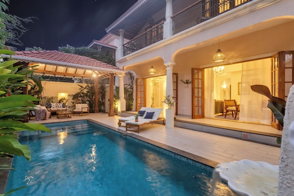 12 outdoor pools