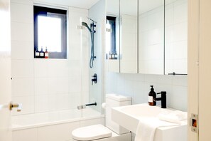 Hair dryer, towels - Stylish  Inner-City Apartment | Near MCG (East Melbourne)