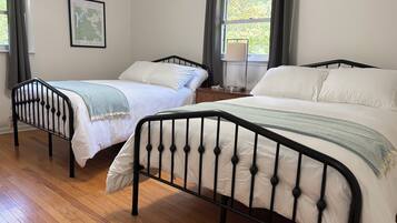 4 slaapkamers, een strijkplank/strijkijzer, internet, beddengoed