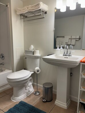 Sèche-cheveux, serviettes fournies, savon, papier toilette