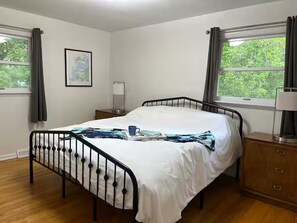 4 bedrooms, free WiFi, bed sheets - Stadium Stroll | Book IU Graduation | 4 BRs · 2 Baths · Sleeps 14 (Bloomington)