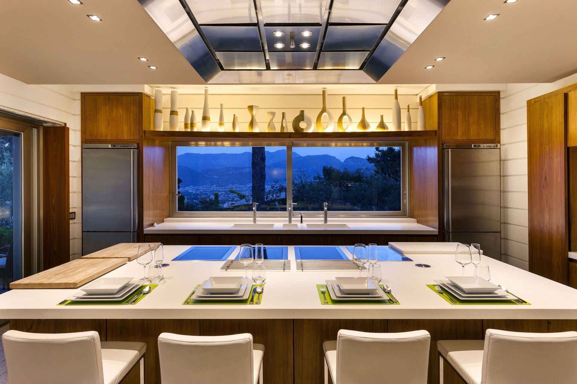 Microwave, dishwasher, coffee/tea maker, toaster