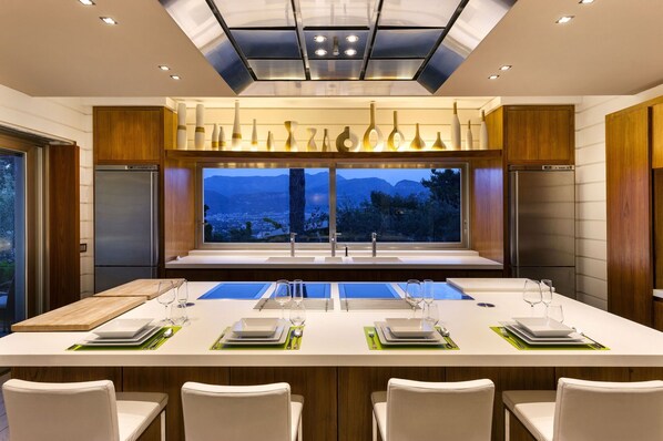 Microwave, dishwasher, coffee/tea maker, toaster