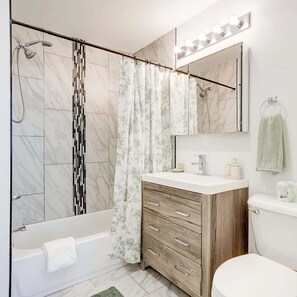 Shower, hair dryer - Charming 1BDR With King Bed in Rittenhouse Square (Philadelphia)