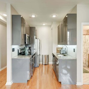 Fridge, microwave, oven, stovetop - Charming 1BDR With King Bed in Rittenhouse Square (Philadelphia)