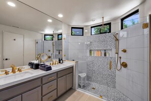 Een douche, handdoeken