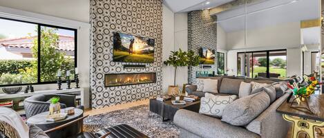 Smart-TV, Kamin, Arbeitsbereiche