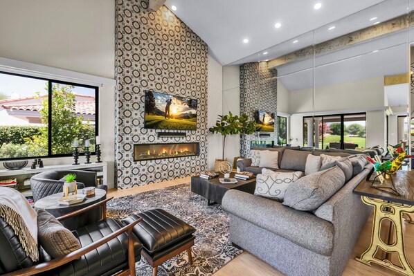 Smart TV, chimenea y oficina 