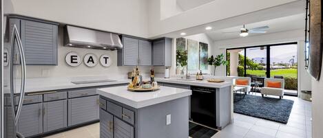 雪櫃、微波爐、焗爐、爐具