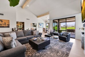 Smart TV, chimenea y oficina 