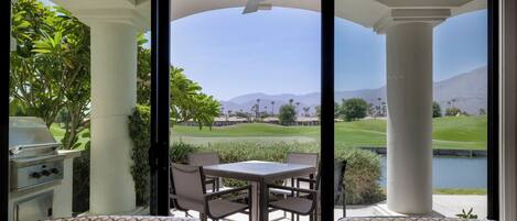 屋外ダイニングエリア