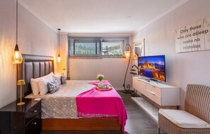 WiFi, bed sheets