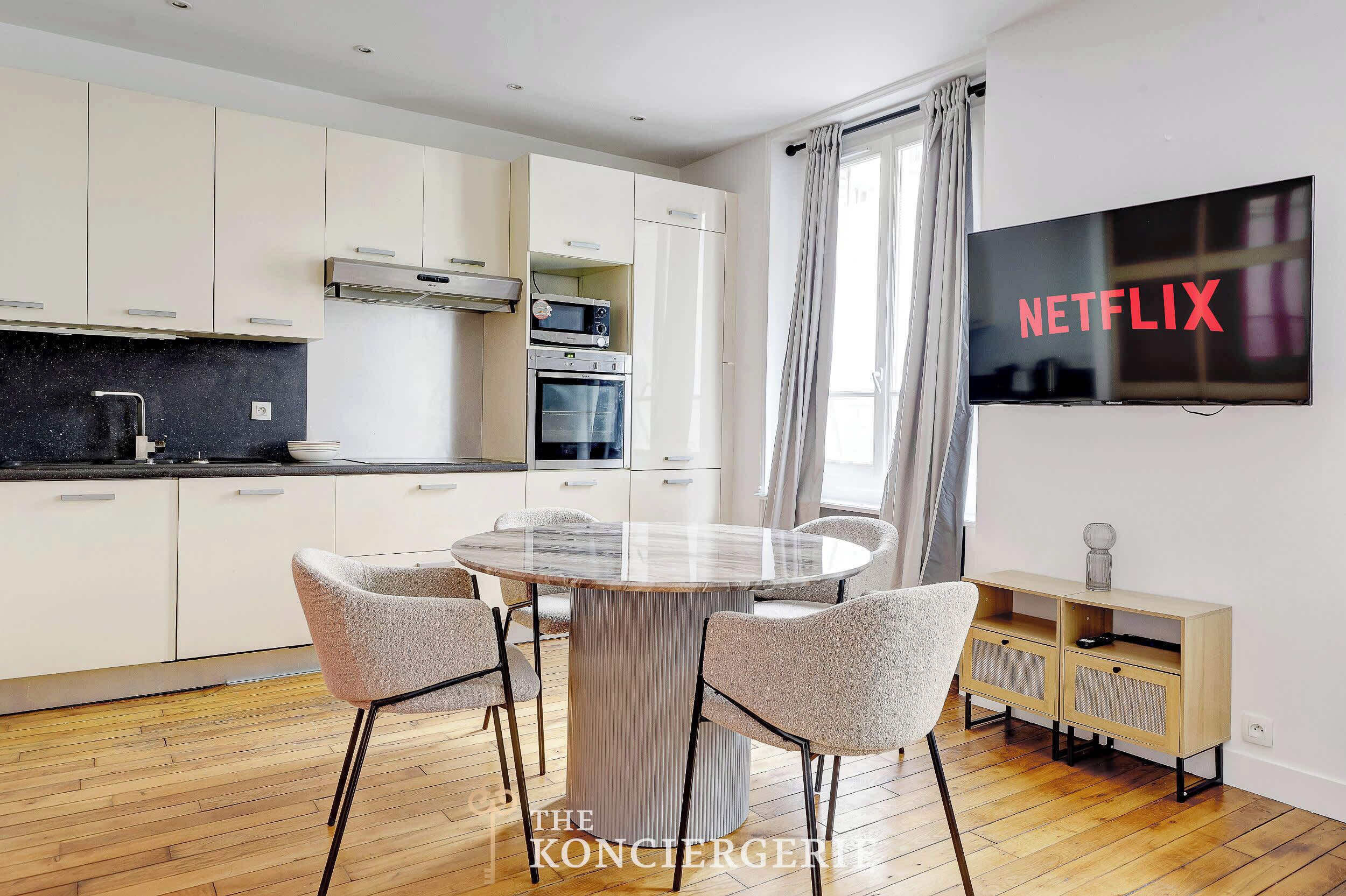 Mikrowelle, Herdplatte, Wasserkocher mit Kaffee-/Teezubehör