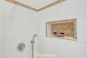 Dusche, kostenlose Toilettenartikel, Haartrockner, Handtücher