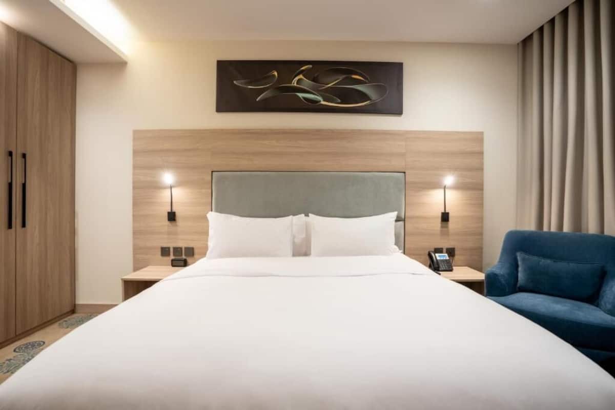 In-room safe, soundproofing, iron/ironing board, free WiFi