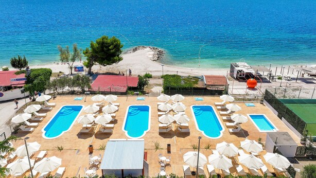 Un complexe hôtelier doté de plusieurs piscines, d’un accès à la plage et offrant une vue sur la mer.