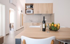 Fridge, stovetop, coffee/tea maker