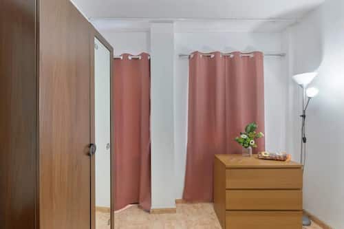 Apartamento | 2 dormitorios y tabla de planchar con plancha