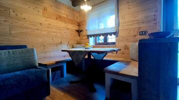 Chalet, 2 Bedrooms, Garden View | Dining room