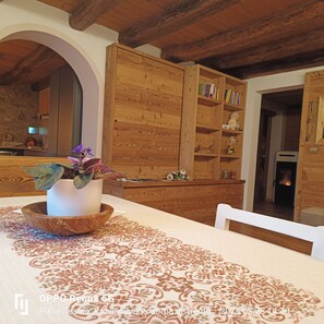 Chalet, 2 Bedrooms, Garden View | Dining