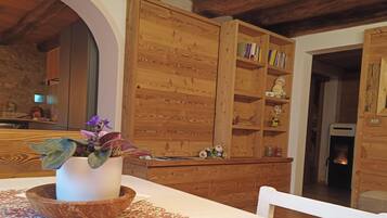 Chalet, 2 Bedrooms, Garden View | Dining