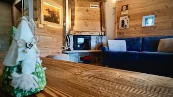 Chalet, 2 Bedrooms, Garden View | Living area