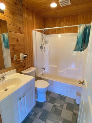 Sèche-cheveux, serviettes fournies, savon, papier toilette