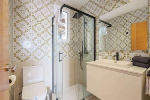 A bathroom with a toilet, shower, and sink, all with glass enclosures. - Golf • Mas Vilet - Unik Vacation (El Catllar)