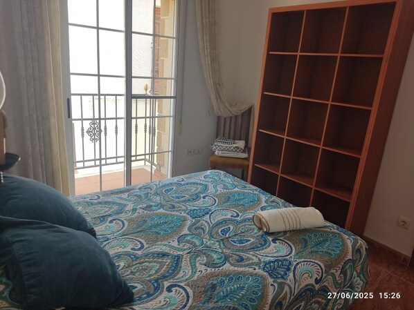 3 habitaciones, tabla de planchar con plancha, wifi y ropa de cama 