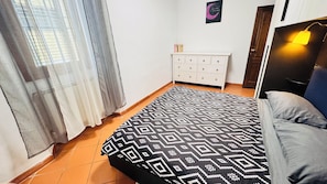 2 室のベッドルーム、アイロン / アイロン台、WiFi、ベッドシーツ