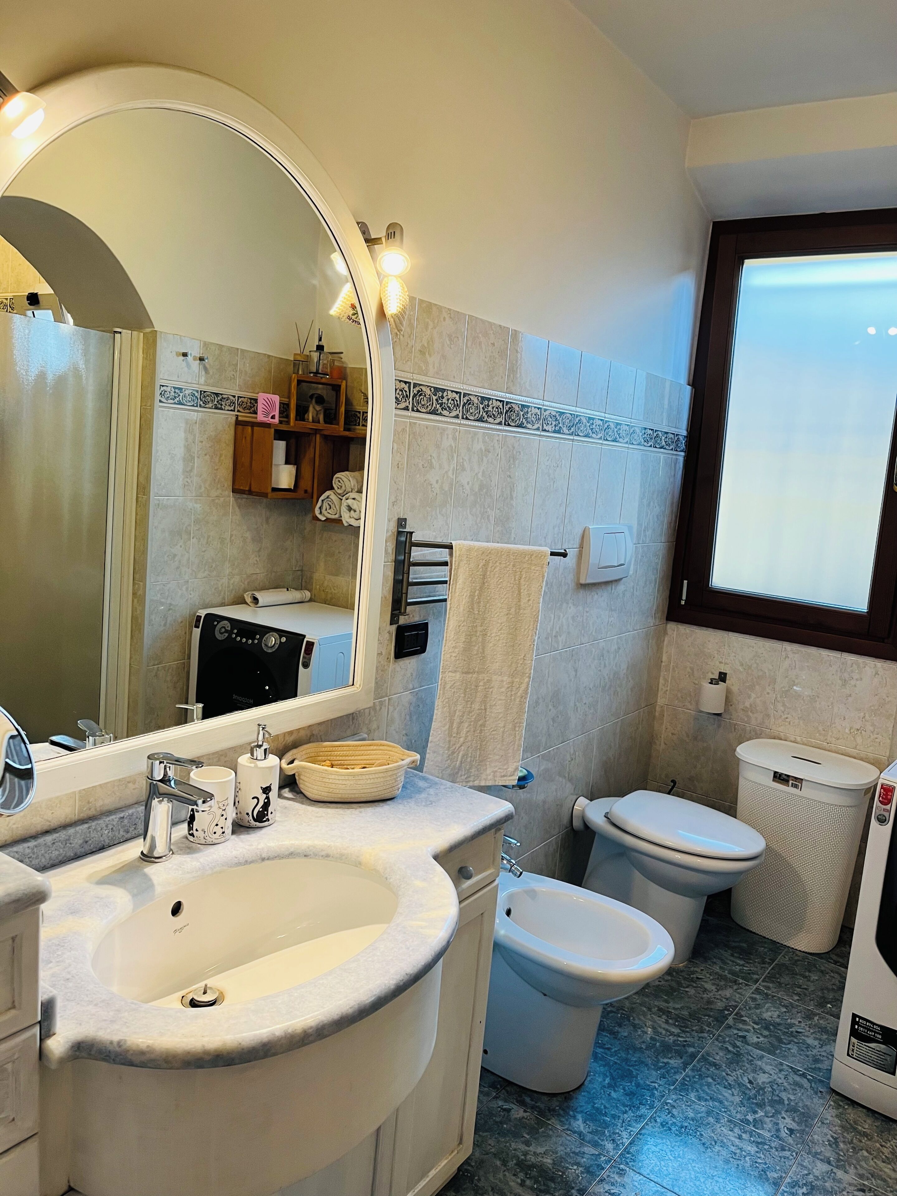 Een douche, een haardroger, een bidet, handdoeken