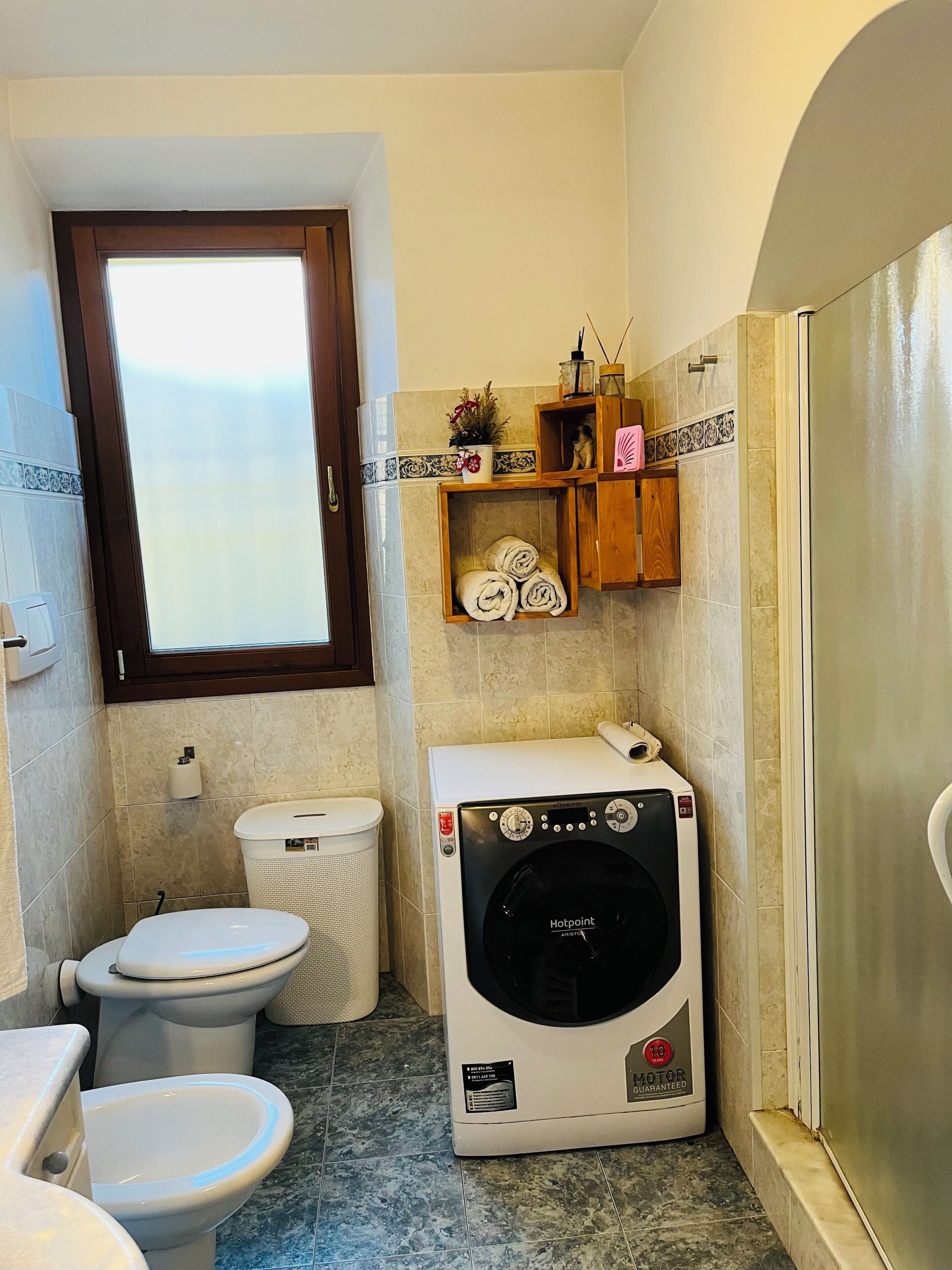 Een douche, een haardroger, een bidet, handdoeken