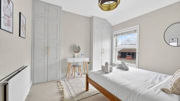 Iron/ironing board, WiFi, bed sheets