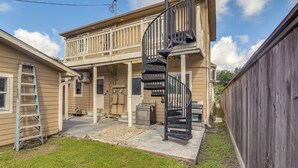 A two-story house with a central staircase and a covered porch. - Walkable Apt 2 Mi to Dtwn: Houston Retreat! (Houston)