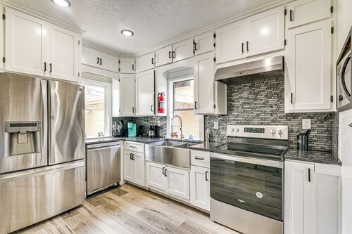 2 Mi to Dtwn: Walkable Apt in Houston!