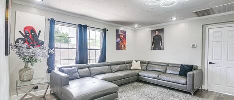 Apartment (3 Bedrooms) | Front of property