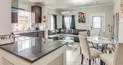 2 Mi to Dtwn, Steps to Dining: Houston Haven!