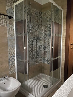 Douche, sèche-cheveux, bidet, serviettes fournies