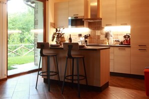 Fridge, microwave, oven, stovetop - Casale Castro - Serrina Apartment (Umbria)