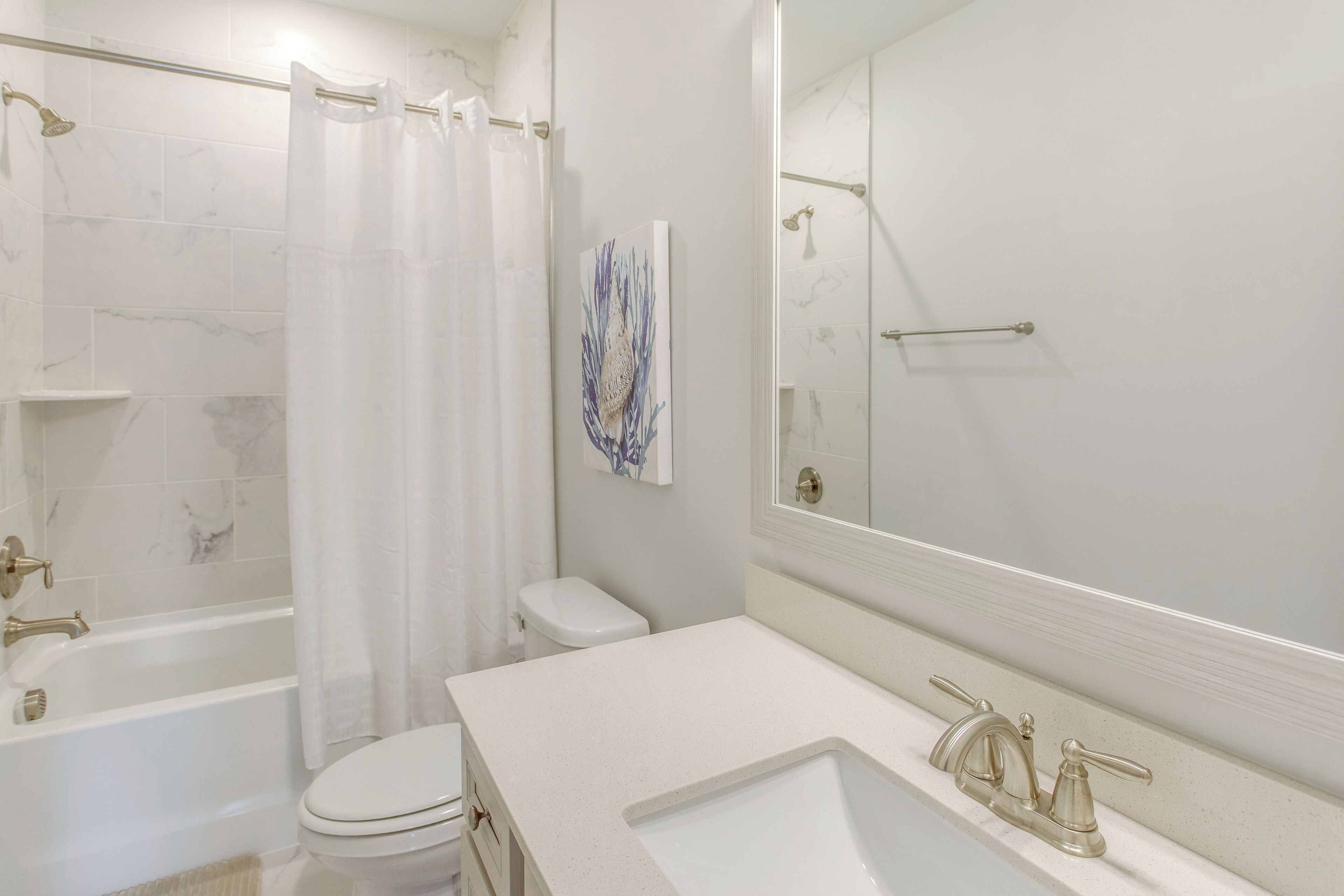 Un baño con bañera, inodoro y lavabo.