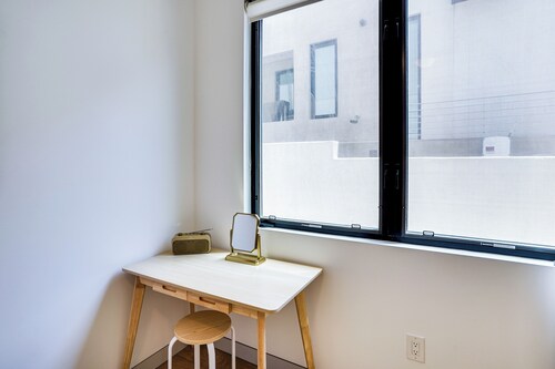 Shop, Dine & Walk to Ocean: Redondo Beach Apt!