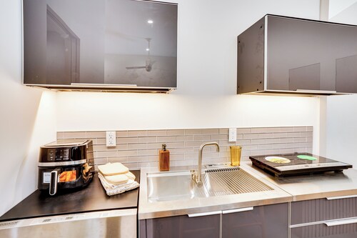 Shop, Dine & Walk to Ocean: Redondo Beach Apt!