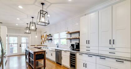 Renovated, Stylish Retreat w/ Patio in Lakeland!