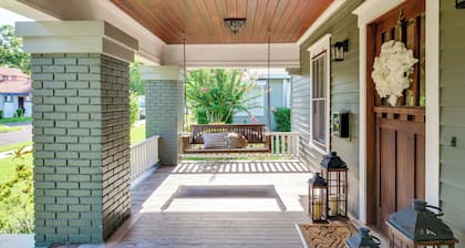 Renovated, Stylish Retreat w/ Patio in Lakeland!