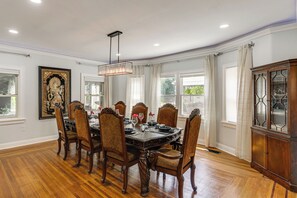 House (5 Bedrooms) | Interior