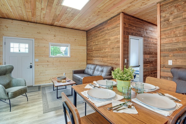 Interior - Near Twilight Sites & Scenic Hikes: Forks Apt (Forks)